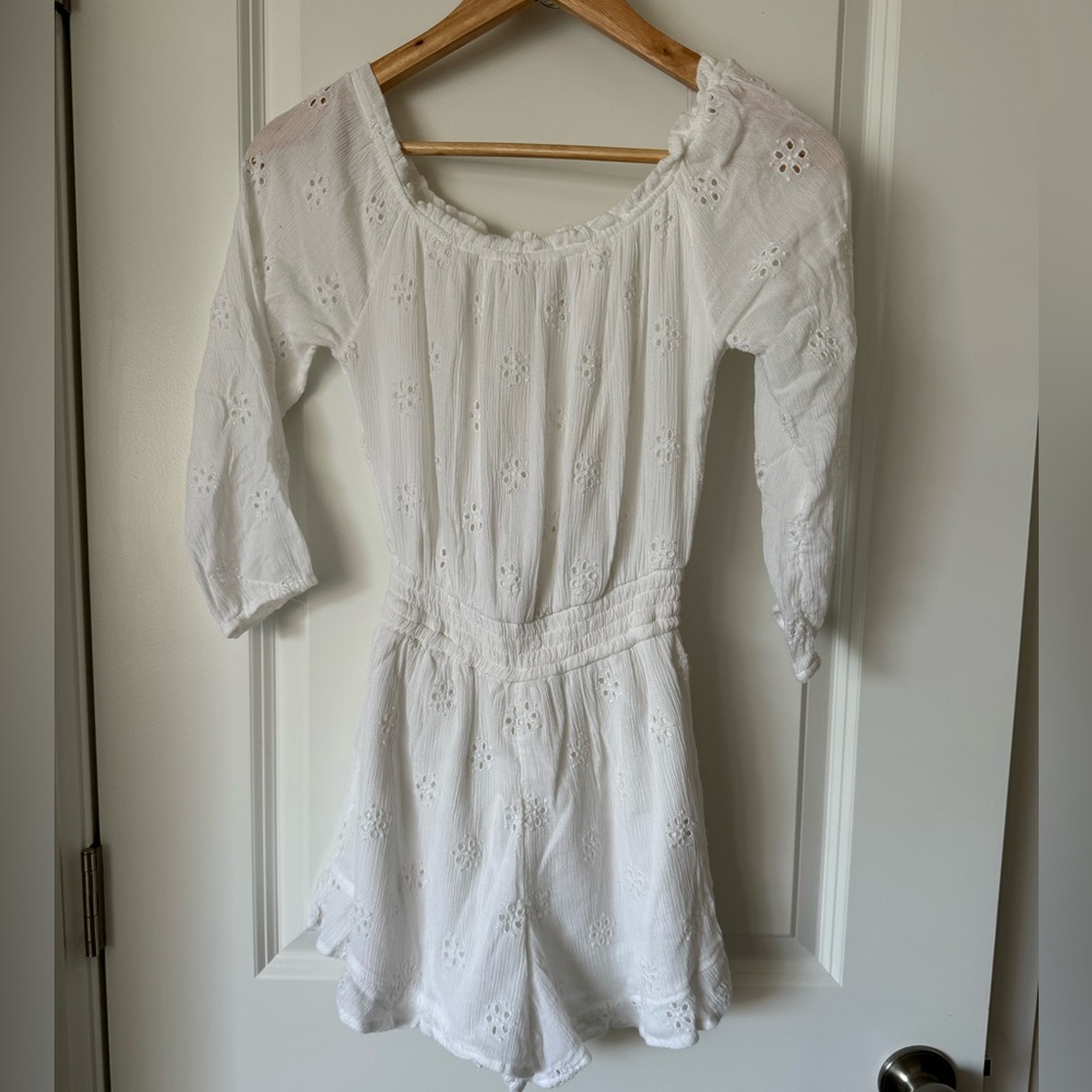 Hollister 3/4 sleeve romper with side pockets. Size XS.